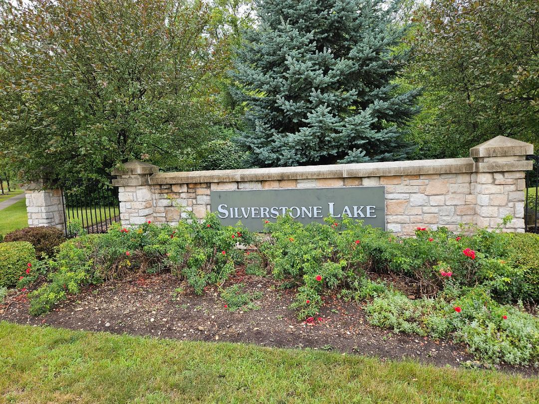 2nd image of 329 Silverstone Dr, Carpentersville, IL 60110