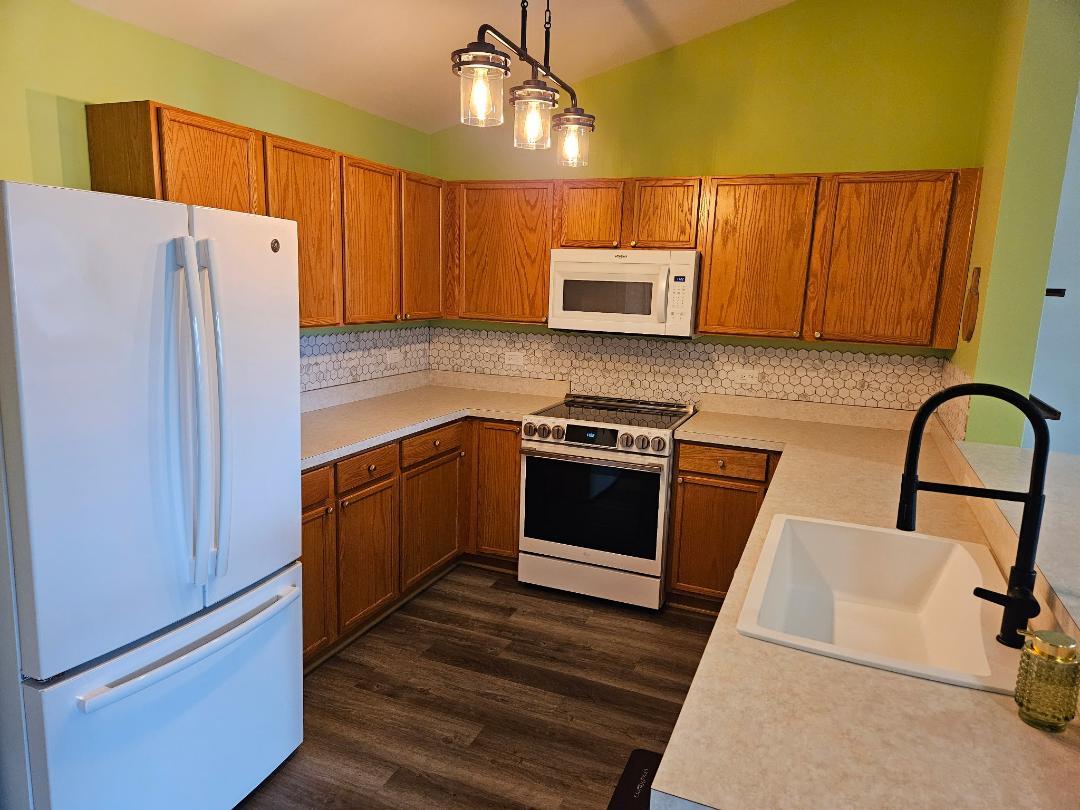 4th image of 329 Silverstone Dr #329, Carpentersville, IL 60110 | MLS# 12722686