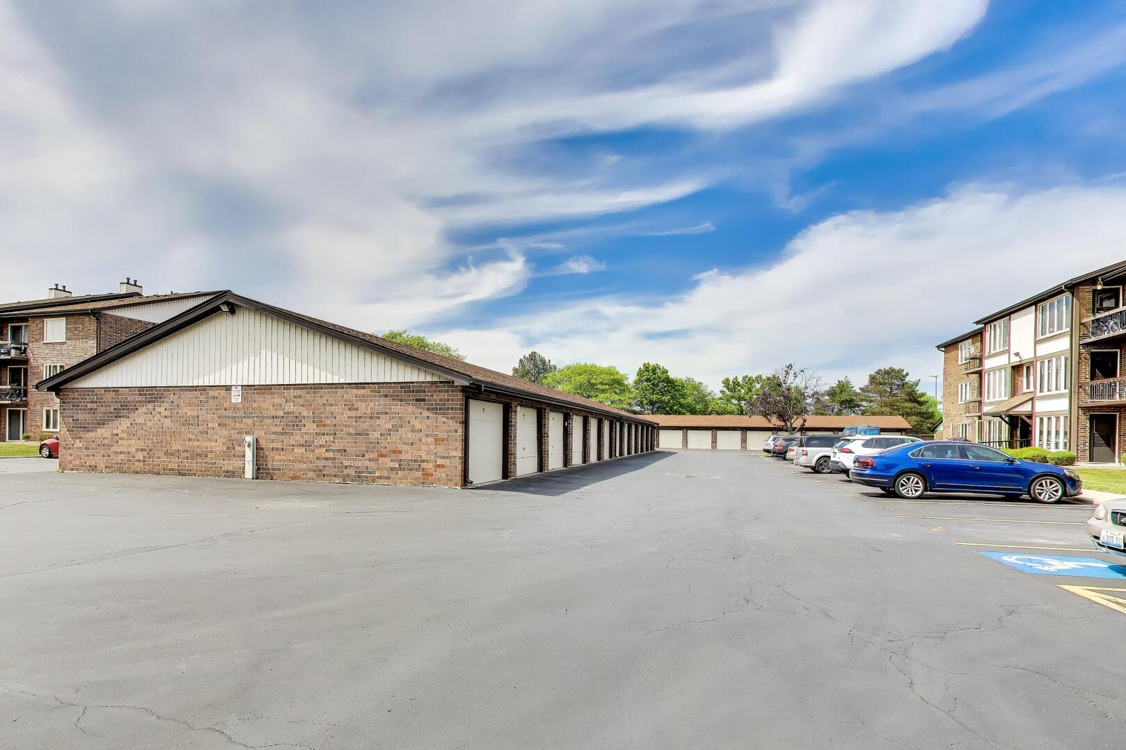 2nd image of 4932Nd Cir Ct, Crestwood, IL 60418