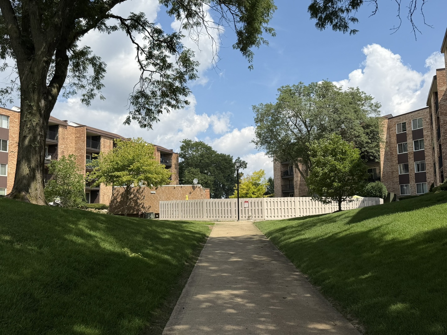 2nd image of 1101 S Hunt Clb Dr, Mount Prospect, IL 60056