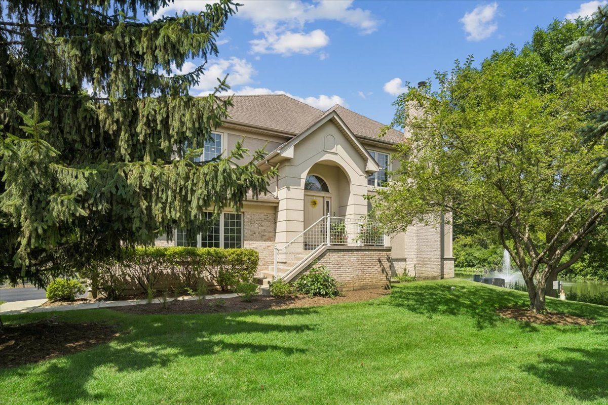 1st image of 30 Beaconsfield Ct, Lincolnshire, IL 60069 | MLS# 12723804