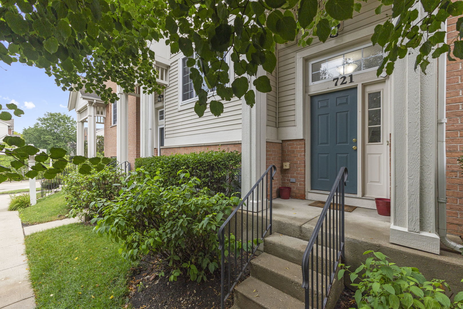 1st image of 721 Hanbury Dr, Des Plaines, IL 60016 | MLS# 12723945