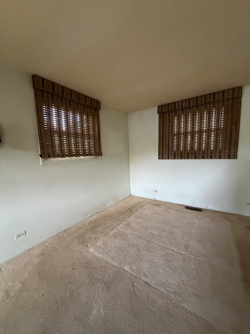 3rd image of 381 N Silverleaf Blvd, Carol Stream, IL 60188 | MLS# 12724307