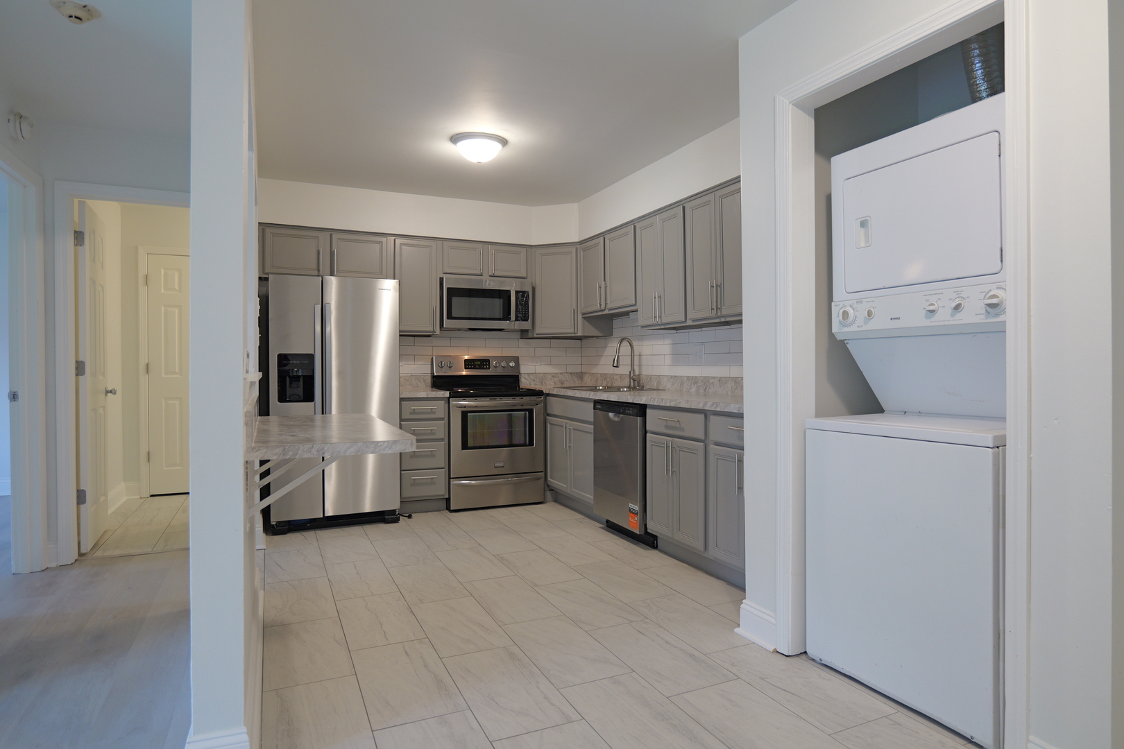 3rd image of 143 W Elk Trl, Carol Stream, IL 60188