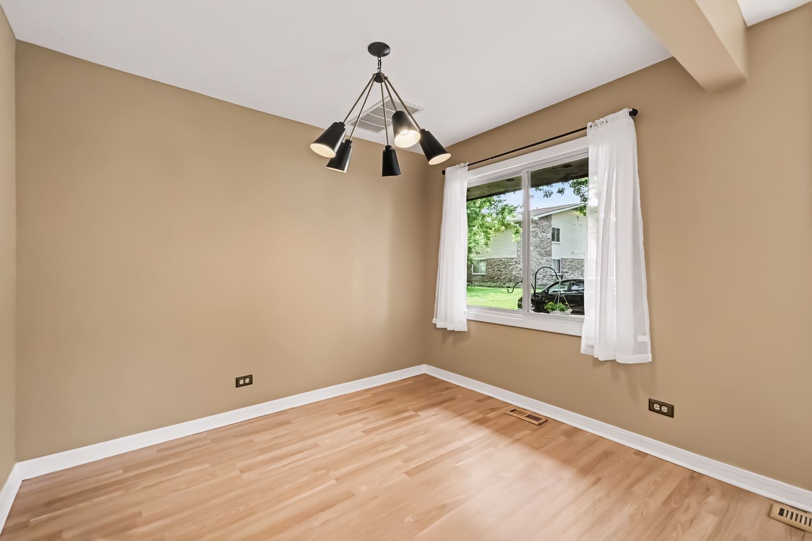 5th image of 2920 Roberts Dr, Woodridge, IL 60517