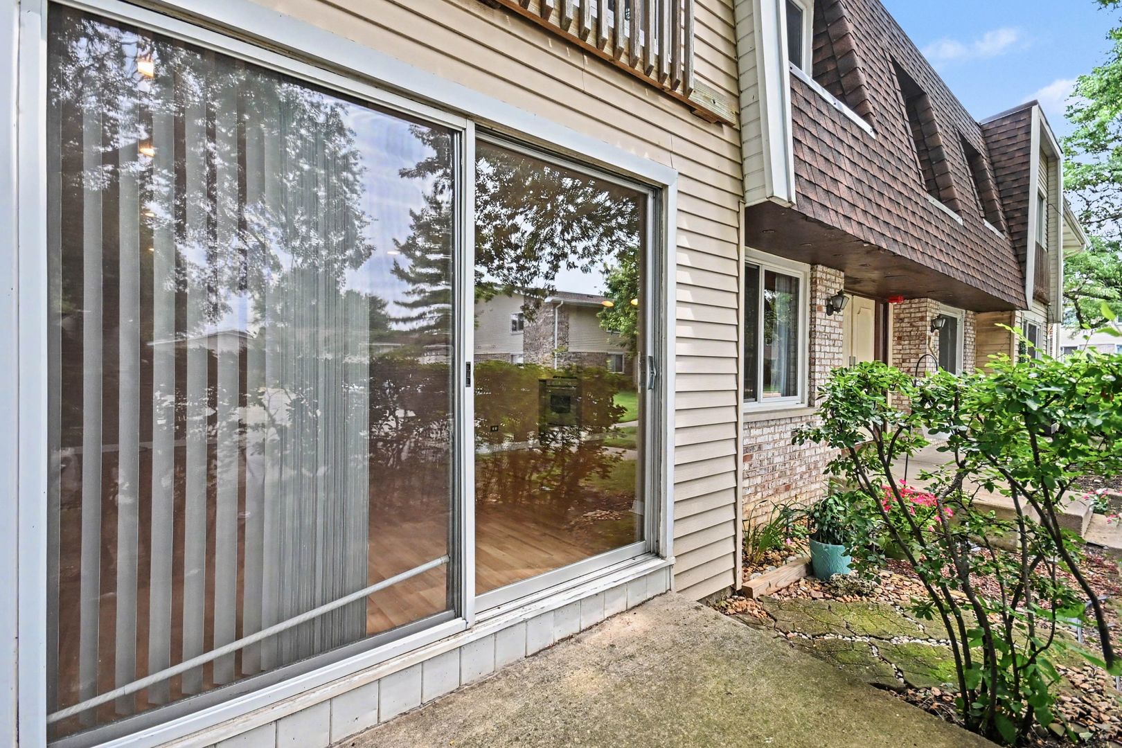 image of 2920 Roberts Dr, Woodridge, IL 60517