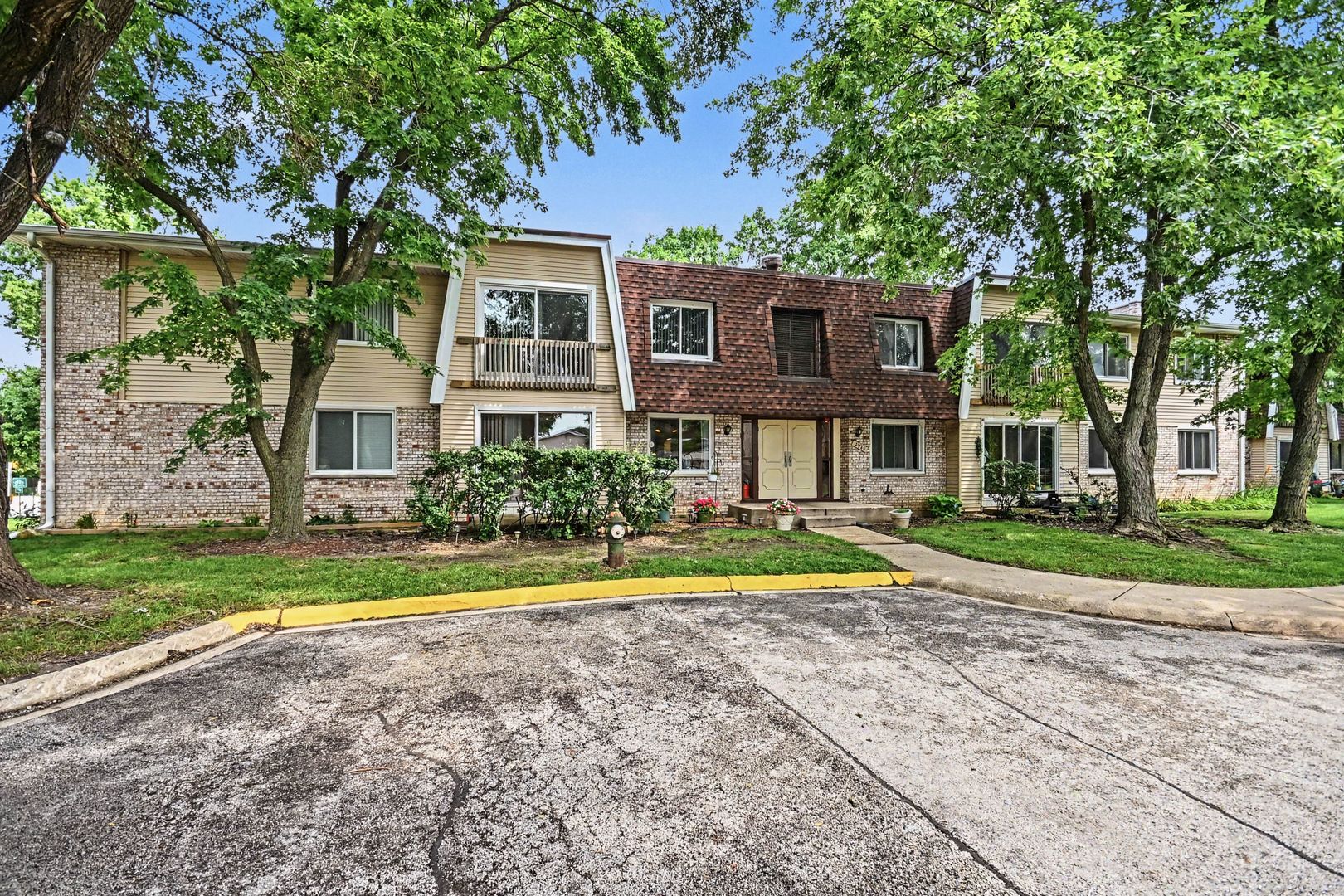 2nd image of 2920 Roberts Dr, Woodridge, IL 60517