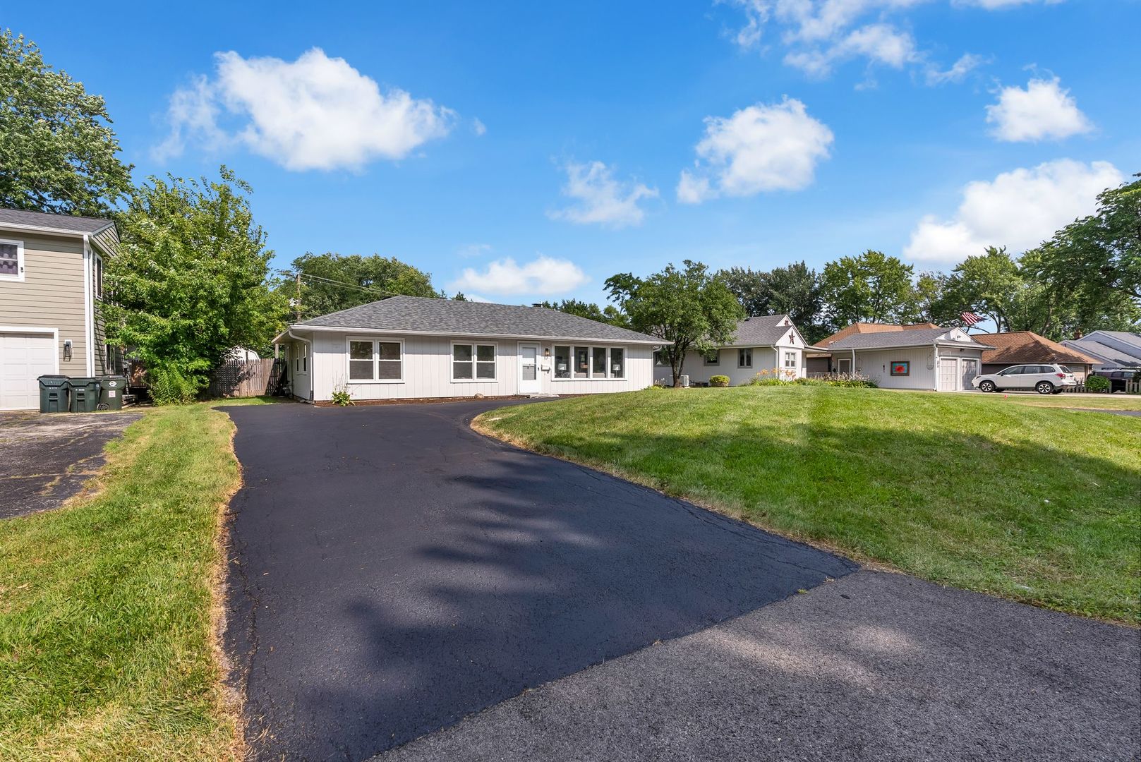 2nd image of 727 Skyline Dr, Barrington, IL 60010 | MLS# 12725118