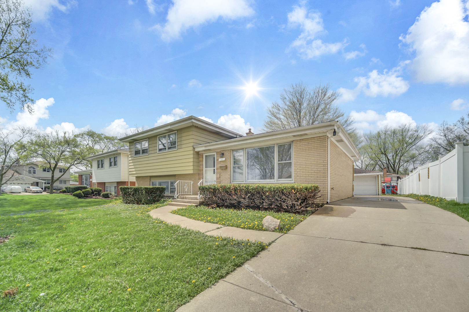 3rd image of 10 N Adams Dr, Addison, IL 60101 | MLS# 12725164