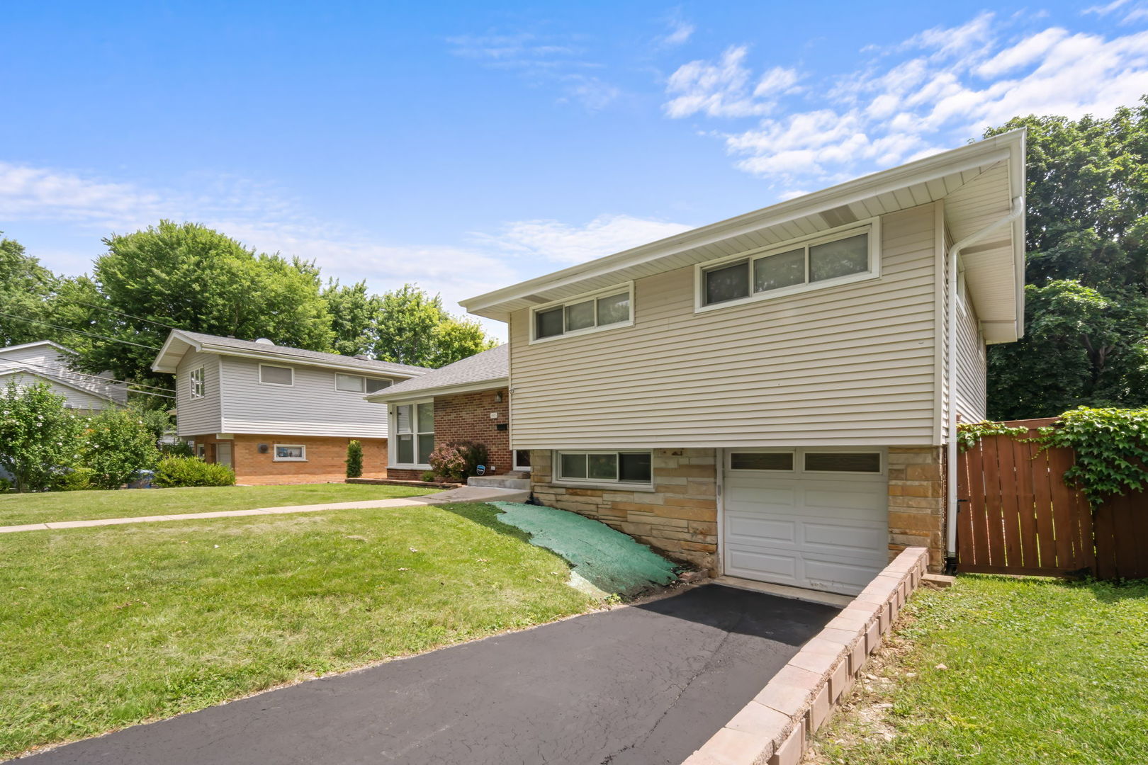 image of 1015 S Leslie Ln, Villa Park, IL 60181 | MLS# 12725574