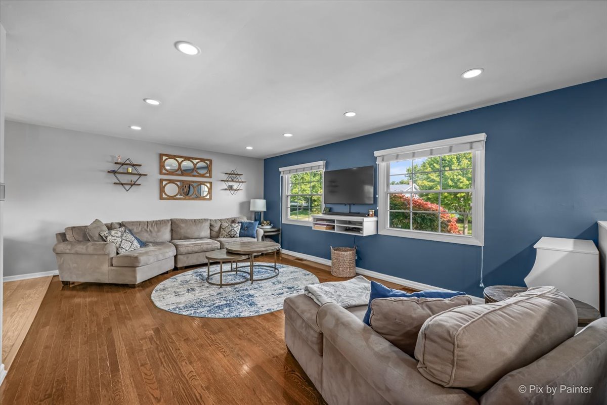 3rd image of 1255 Mayfield Ln, Hoffman Estates, IL 60169 | MLS# 12725652