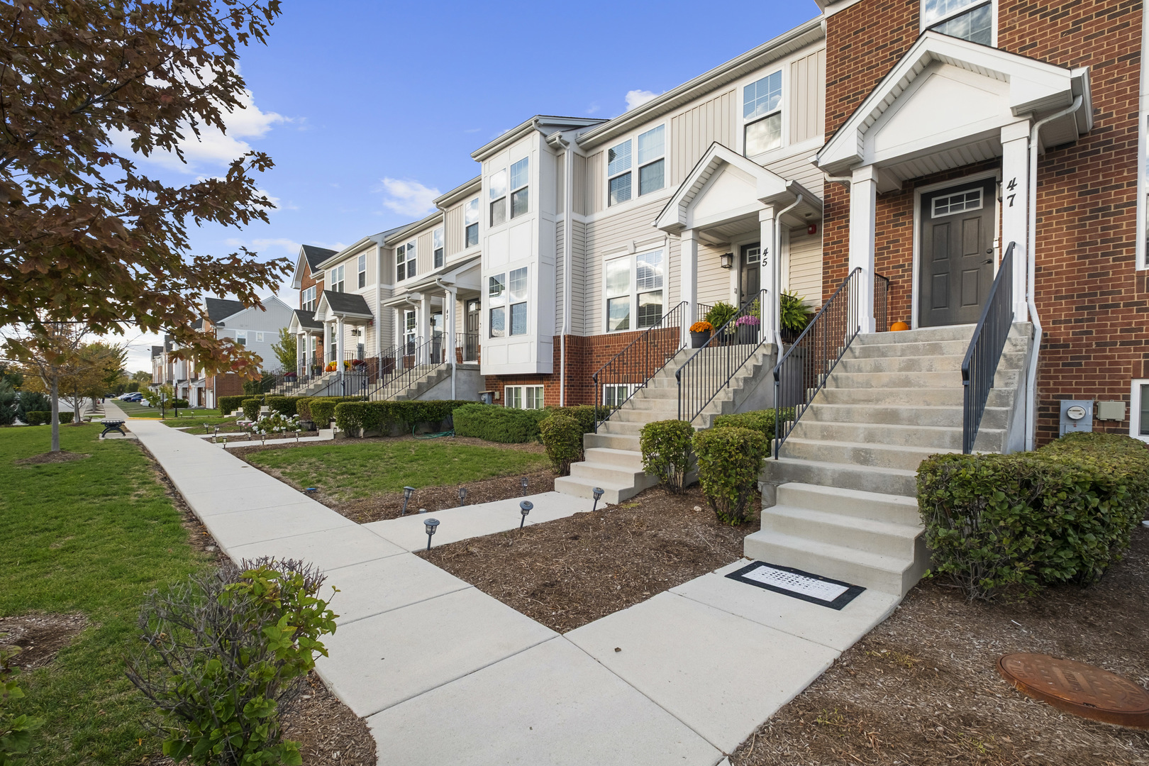 1st image of 47 Nicholas Dr E, Des Plaines, IL 60016 | MLS# 12725770