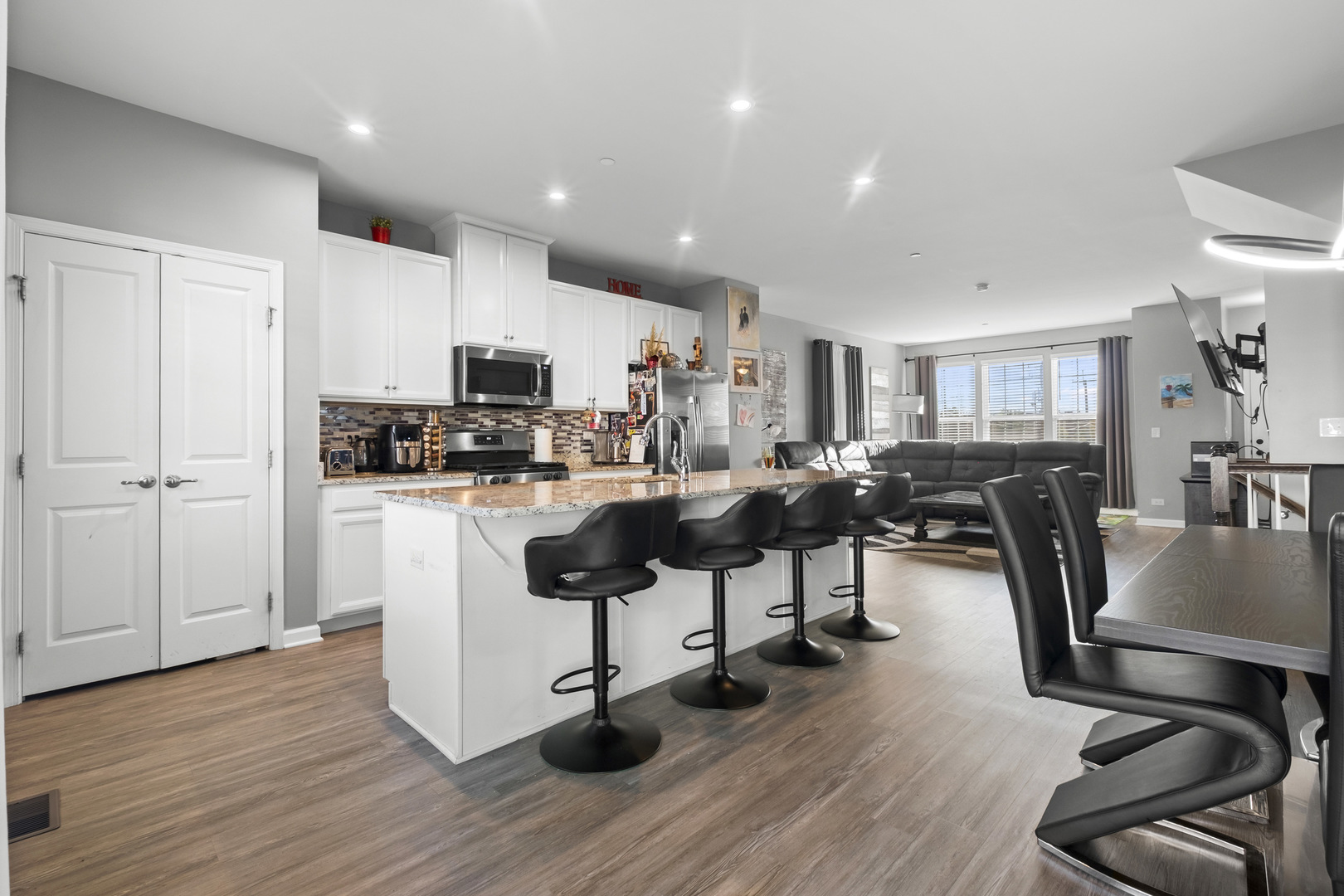 4th image of 47 Nicholas Dr E, Des Plaines, IL 60016 | MLS# 12725770
