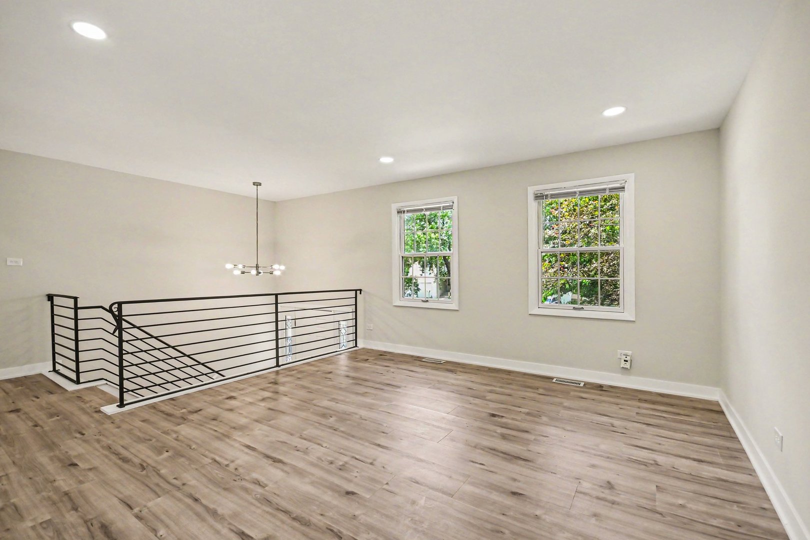 4th image of 1312 W Oakmont Rd, Hoffman Estates, IL 60169 | MLS# 12725850