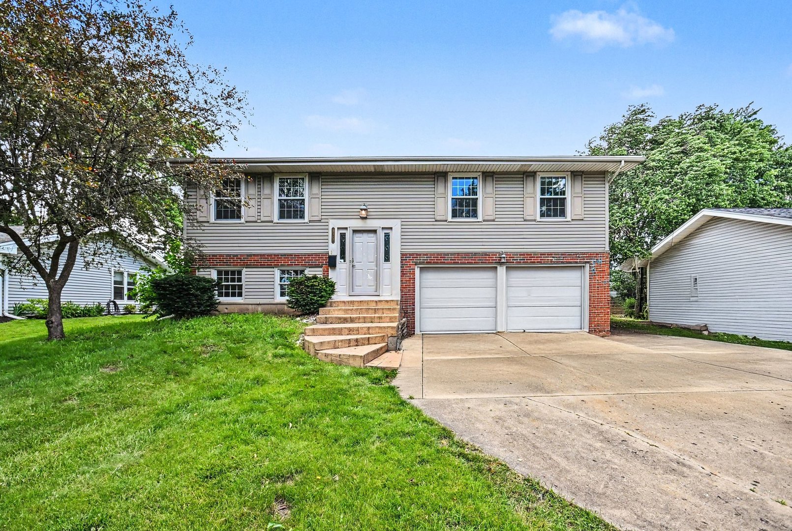 1st image of 1312 W Oakmont Rd, Hoffman Estates, IL 60169 | MLS# 12725850