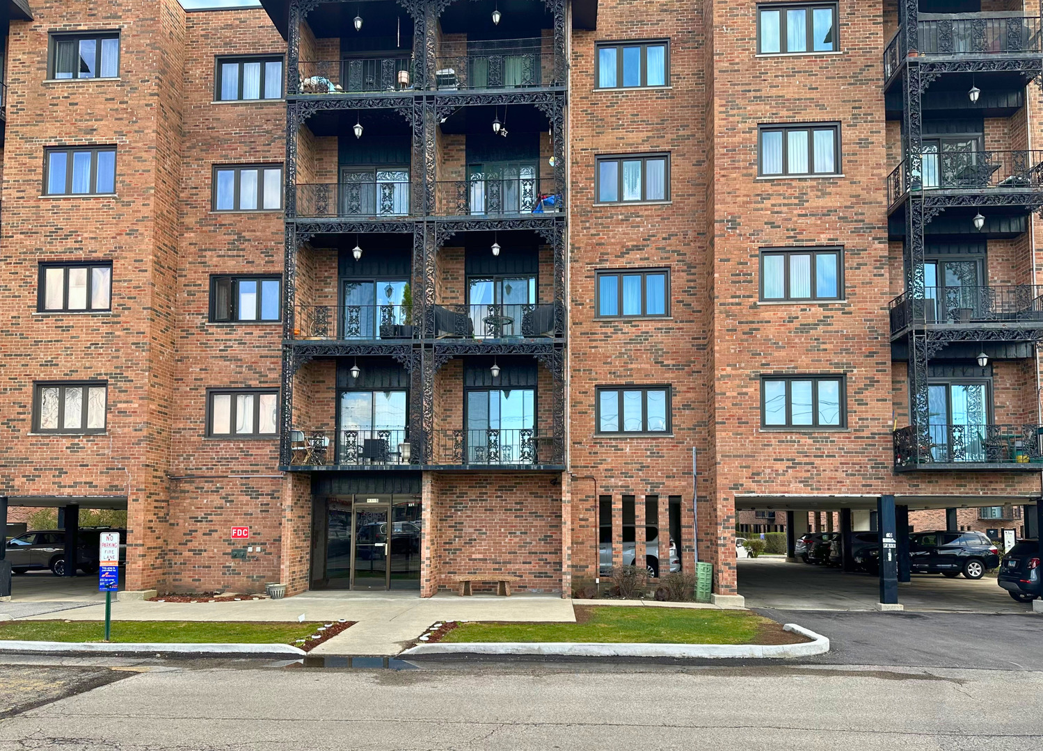 2nd image of 9355 Landings Ln #301, Des Plaines, IL 60016 | MLS# 12725854