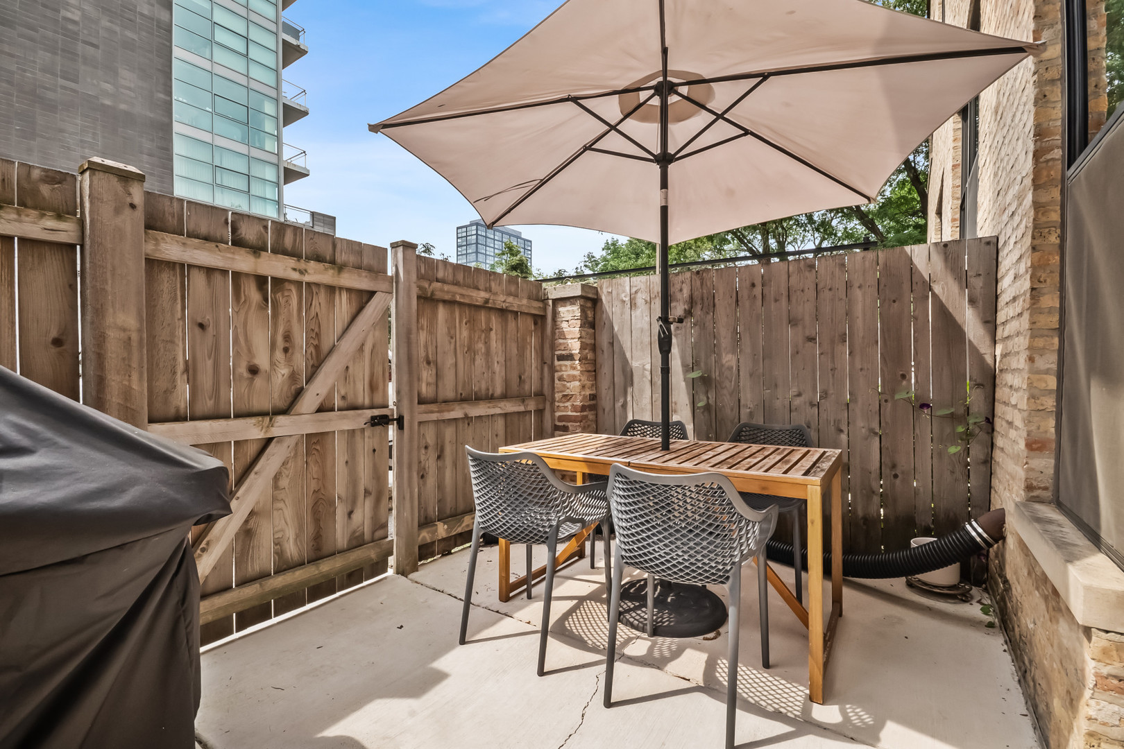 3rd image of 203 S Sangamon St, Chicago, IL 60607