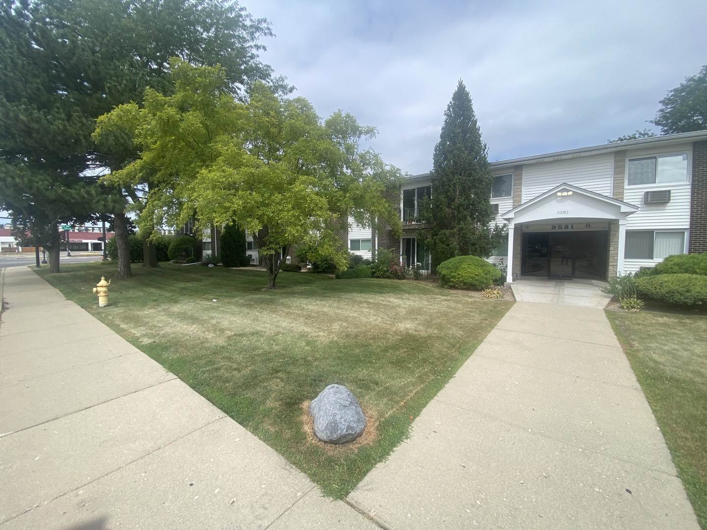 3rd image of 9581 Dee Rd #2L, Des Plaines, IL 60016 | MLS# 12726010