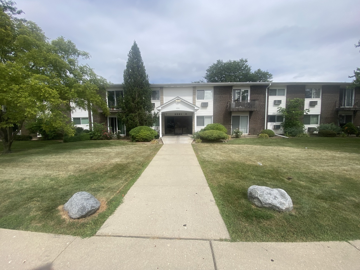 2nd image of 9581 Dee Rd #2L, Des Plaines, IL 60016 | MLS# 12726010