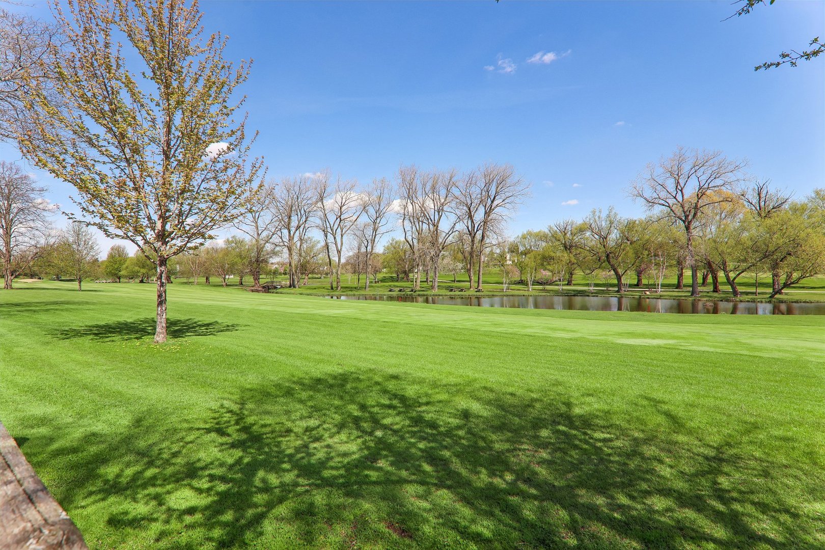 2nd image of 930 Taylor Dr, Gurnee, IL 60031