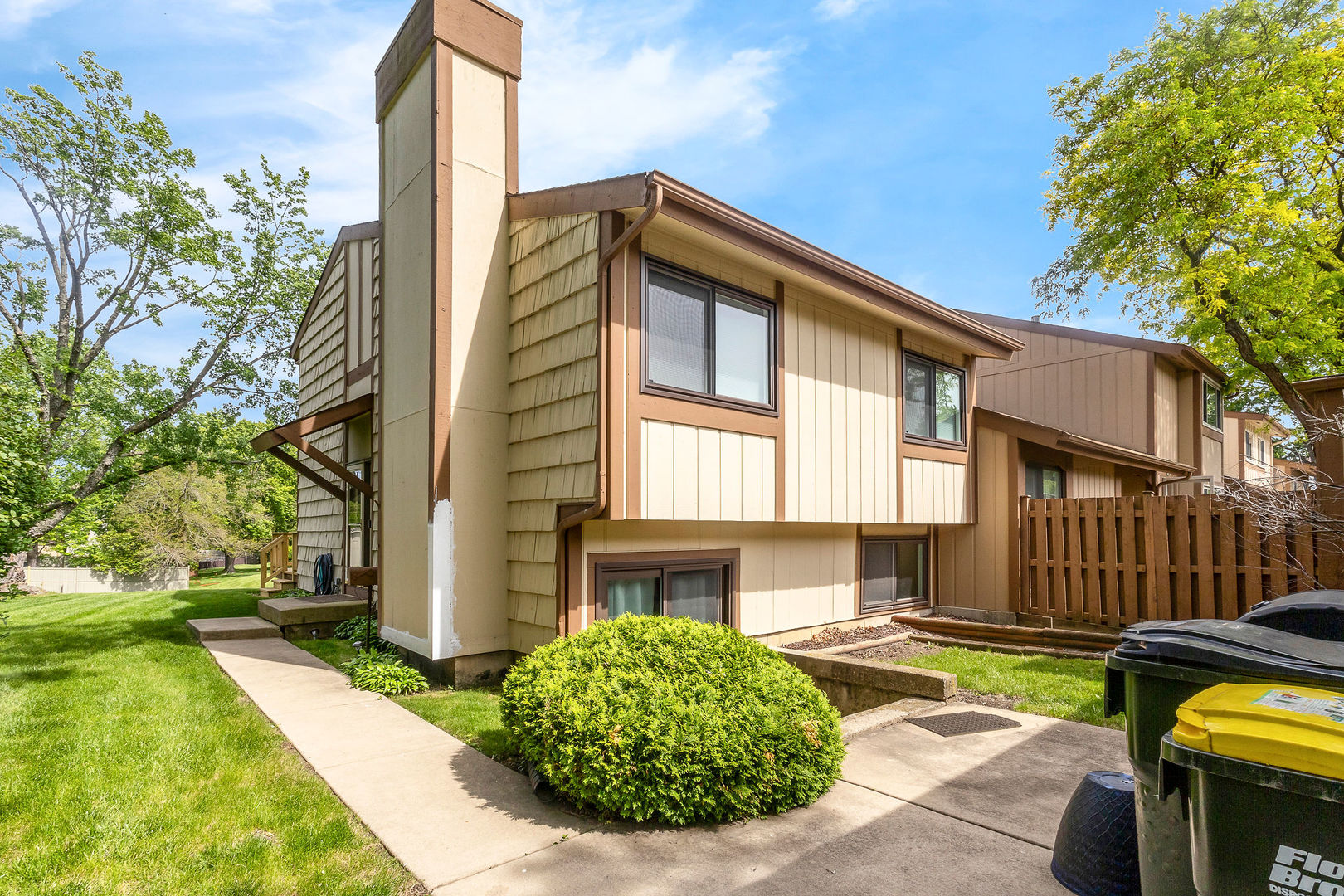 3rd image of 563 N Woodfield Trl, Roselle, IL 60172 | MLS# 12726948