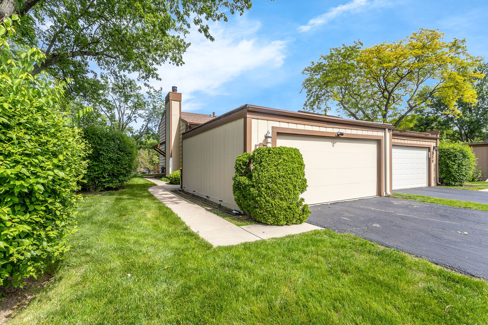 5th image of 563 N Woodfield Trl, Roselle, IL 60172 | MLS# 12726948