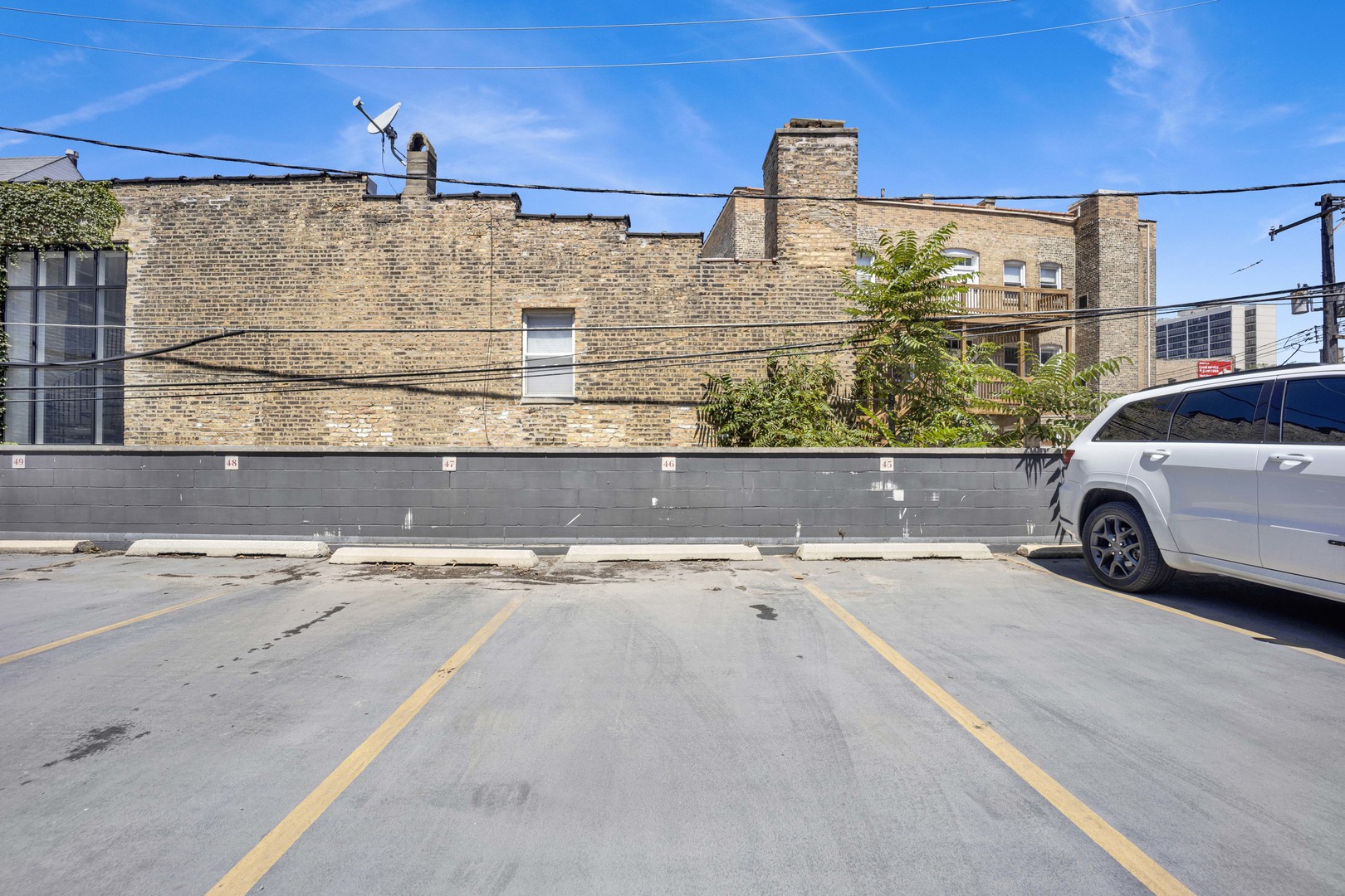 2nd image of 626 W Wrightwood Ave, Chicago, IL 60614