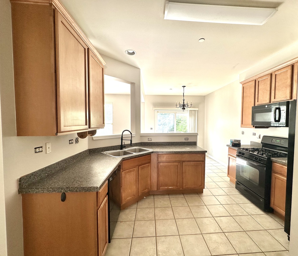 3rd image of 1563 Yellowstone Dr, Streamwood, IL 60107 | MLS# 12727946