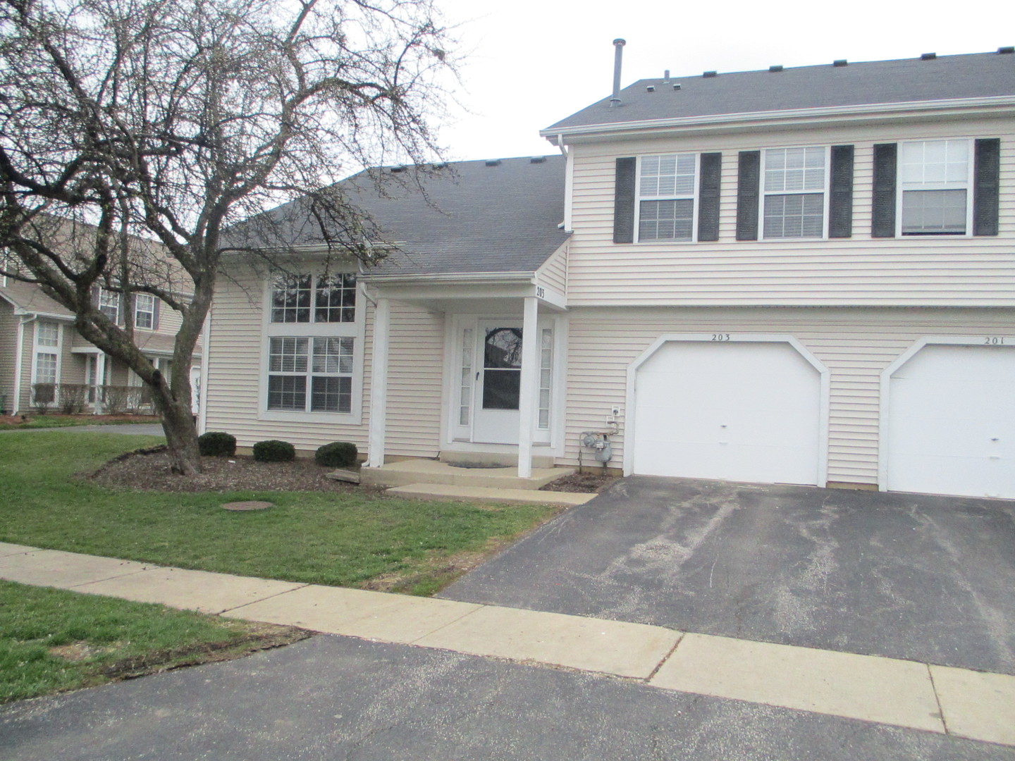 2nd image of 203 Teak Ln, Streamwood, IL 60107 | MLS# 12729038