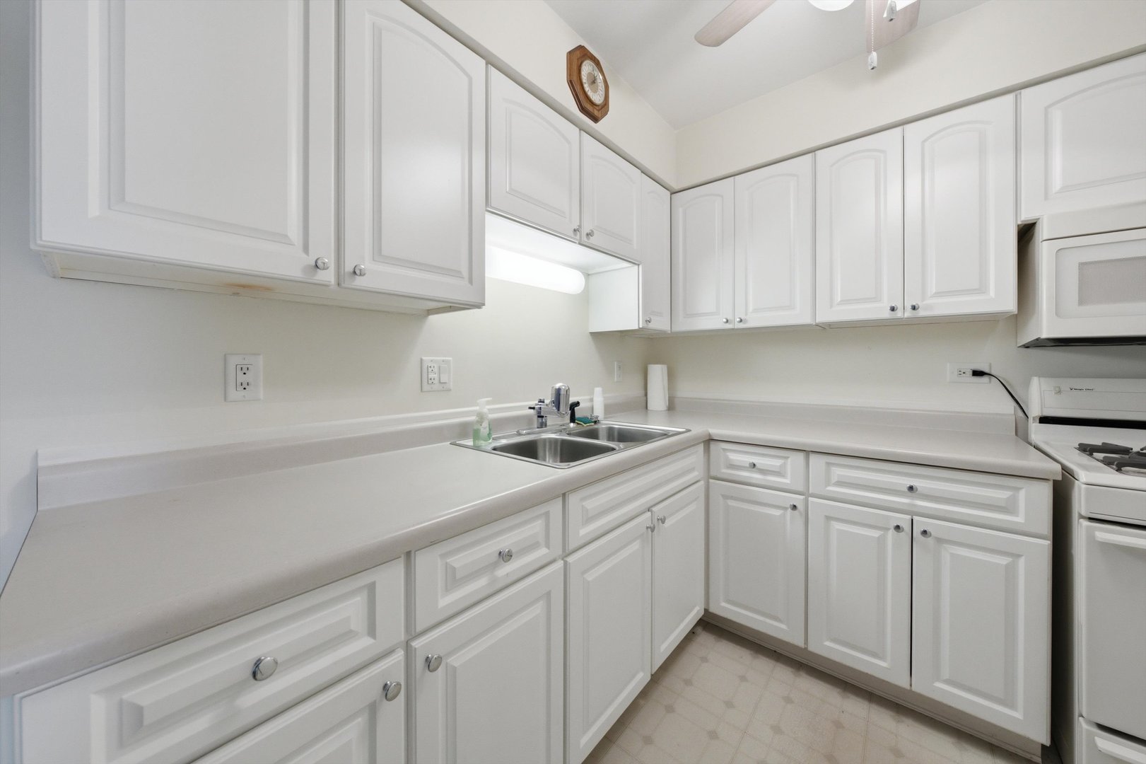 4th image of 12750 Carriage Ln, Crestwood, IL 60418