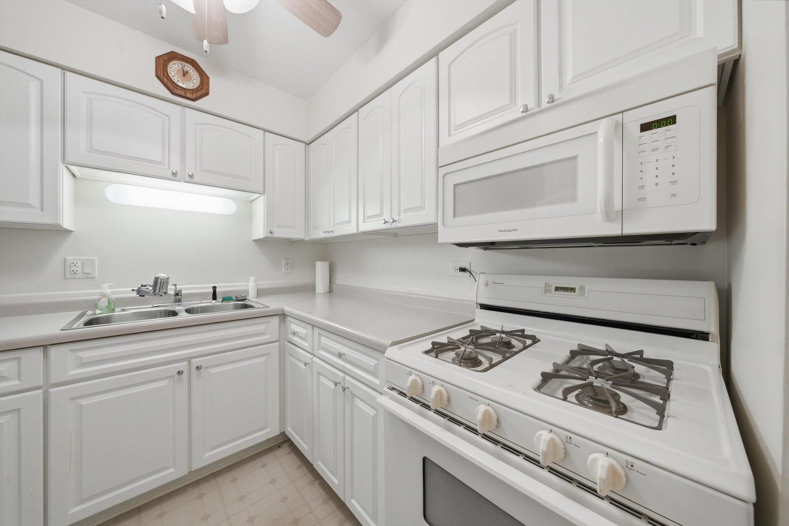 3rd image of 12750 Carriage Ln, Crestwood, IL 60418