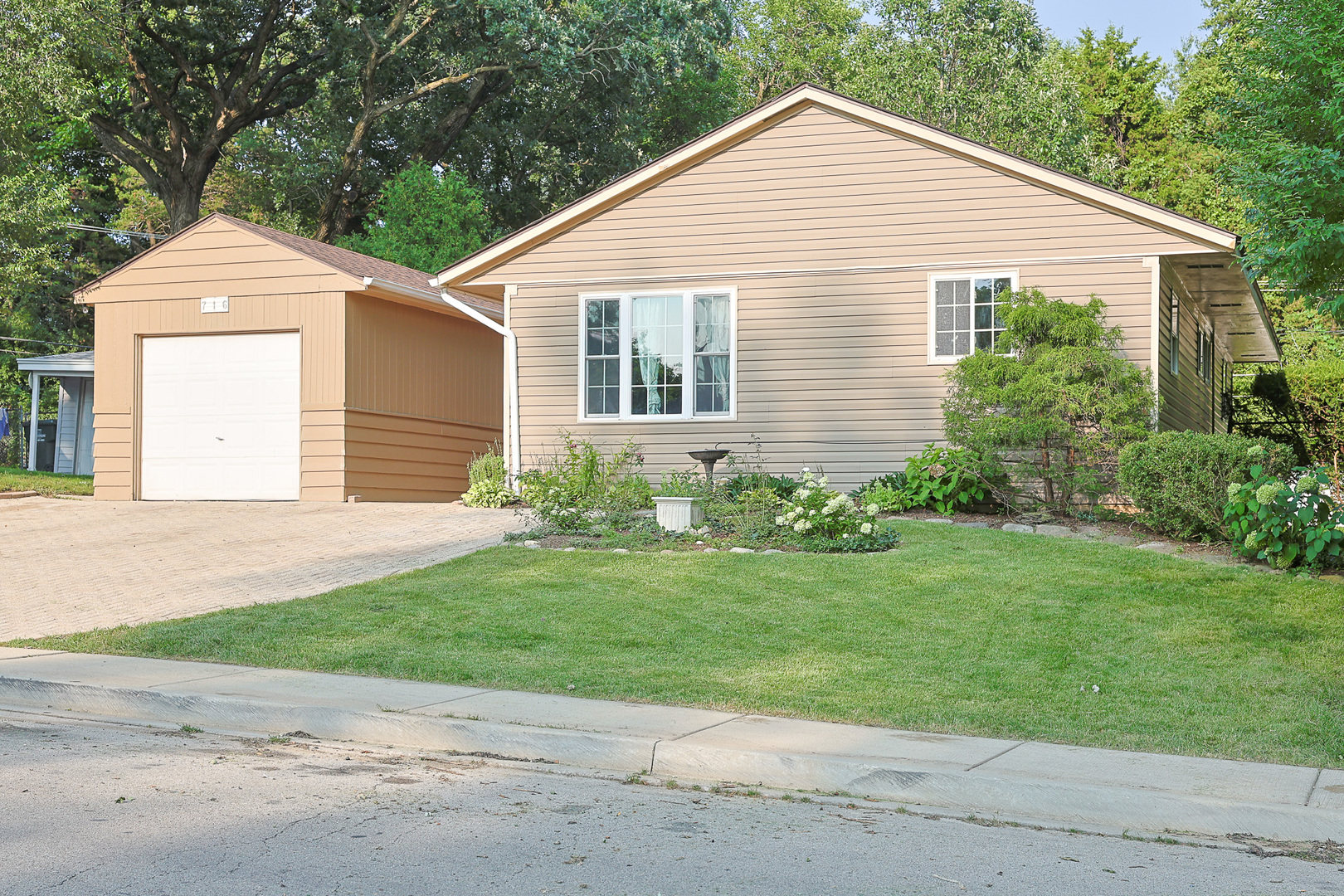 3rd image of 716 Navajo Dr, Carpentersville, IL 60110 | MLS# 12730602
