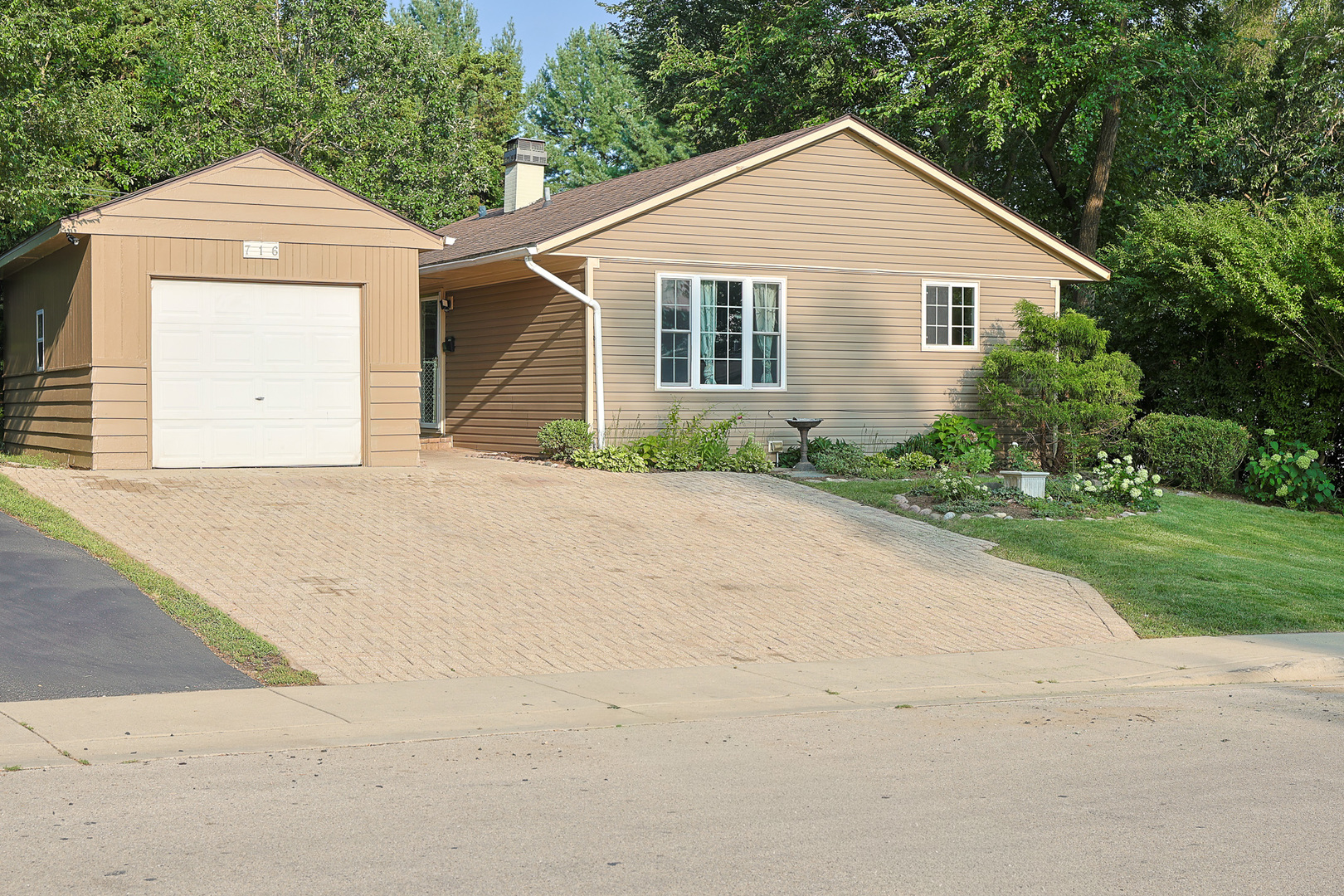 2nd image of 716 Navajo Dr, Carpentersville, IL 60110 | MLS# 12730602