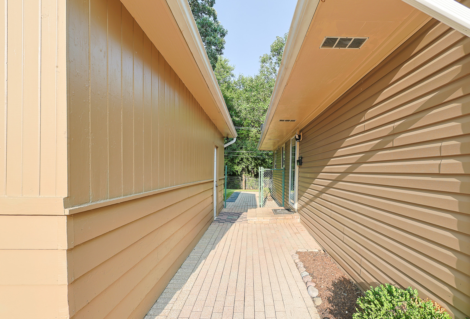 4th image of 716 Navajo Dr, Carpentersville, IL 60110 | MLS# 12730602