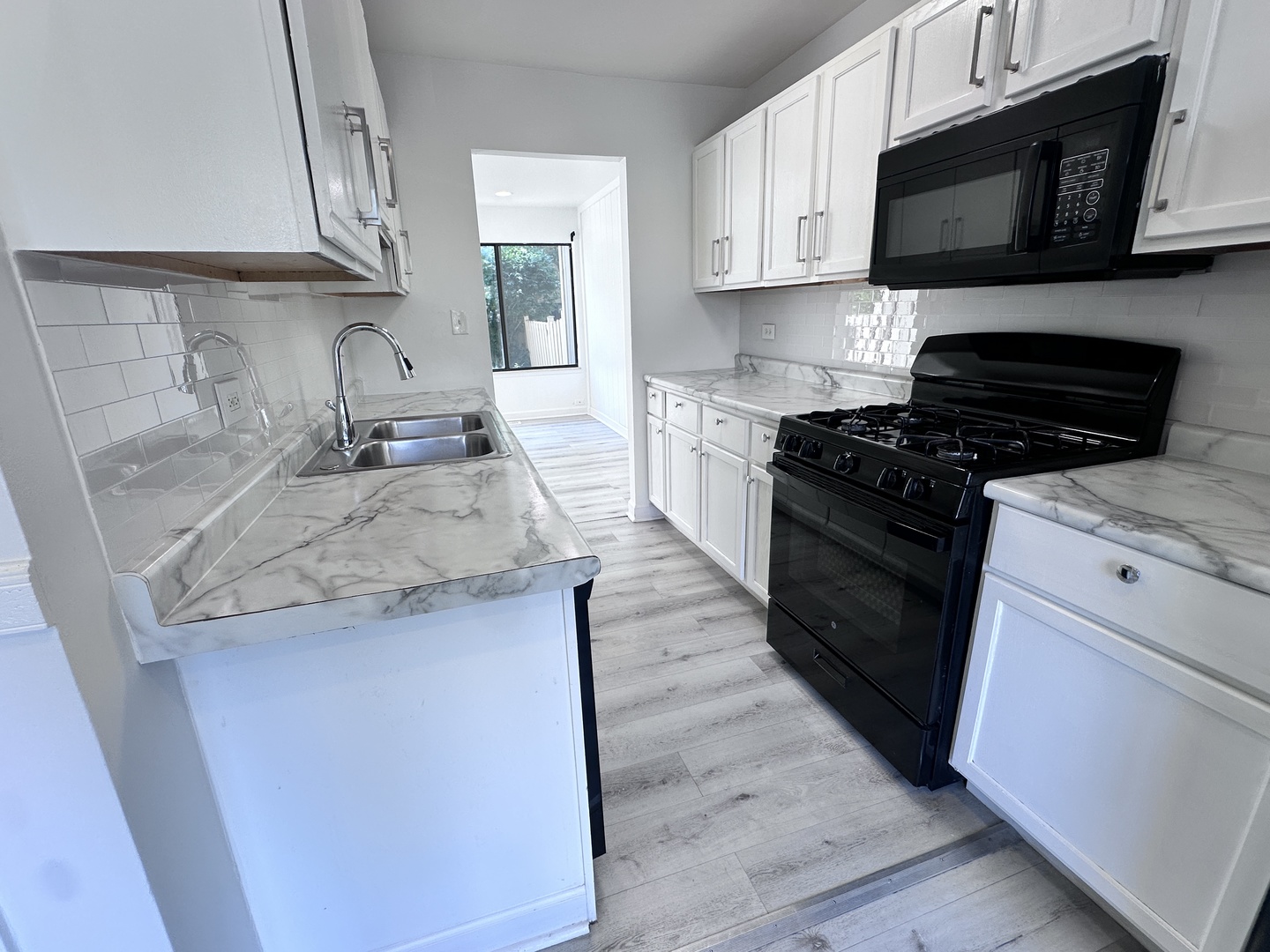 4th image of 811 Shawnee Trl #811, Roselle, IL 60172 | MLS# 12730869