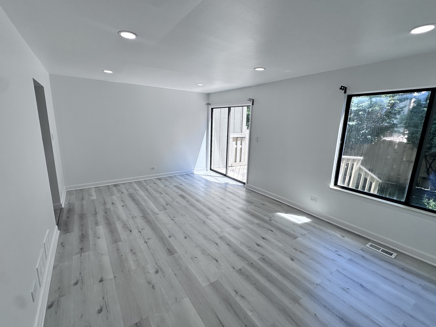 5th image of 811 Shawnee Trl #811, Roselle, IL 60172 | MLS# 12730869