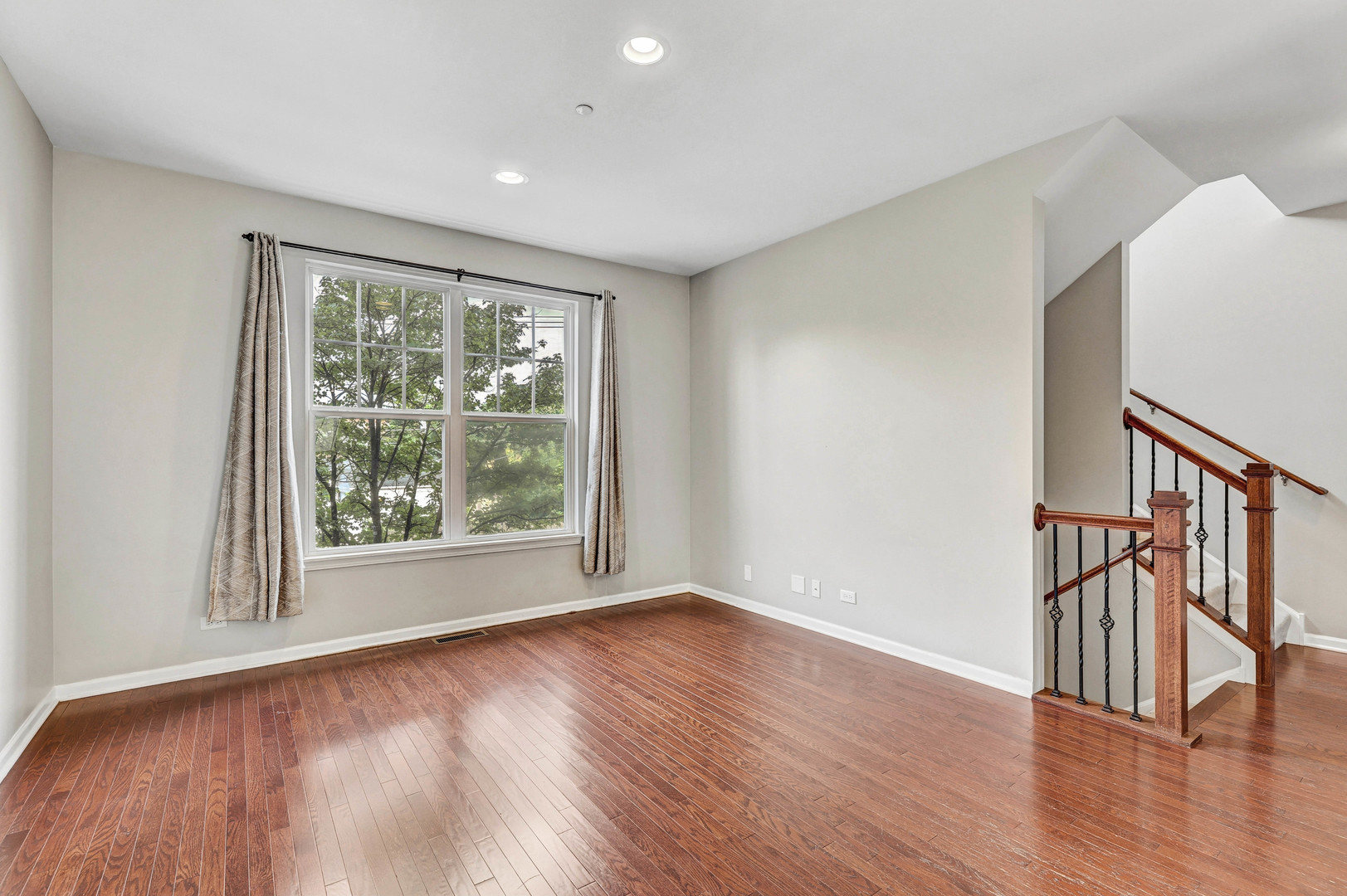 5th image of 318 Laurel Ave, Des Plaines, IL 60016 | MLS# 12732859