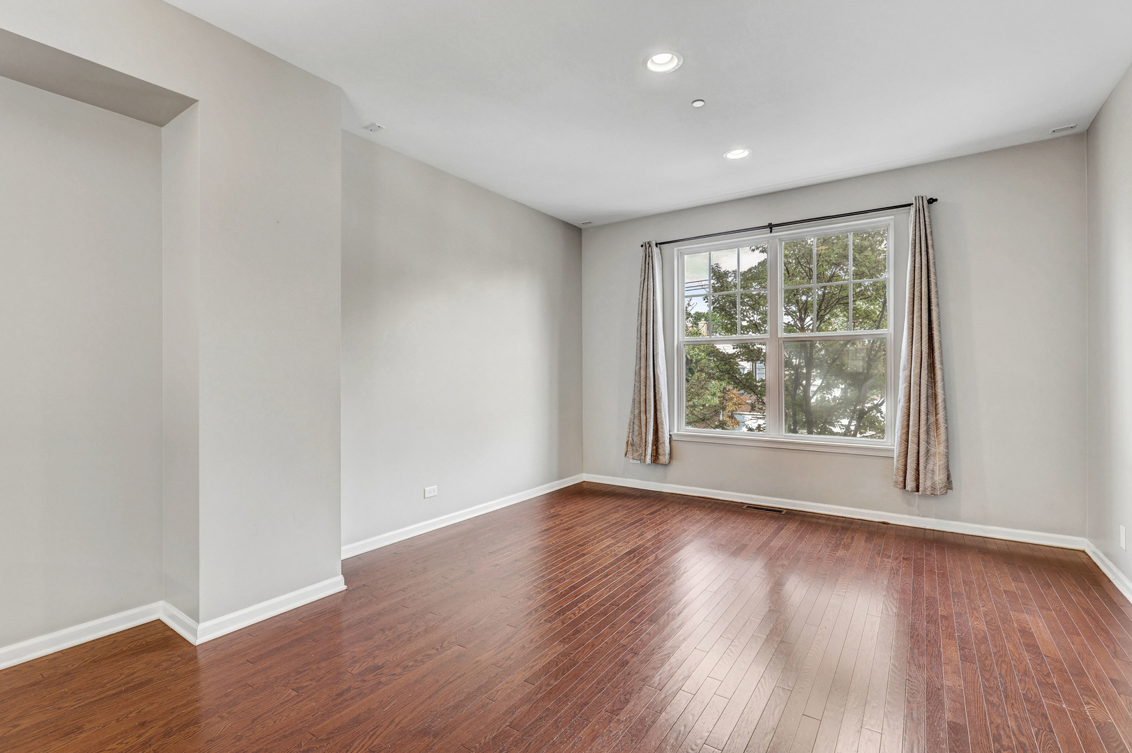 3rd image of 318 Laurel Ave, Des Plaines, IL 60016 | MLS# 12732859