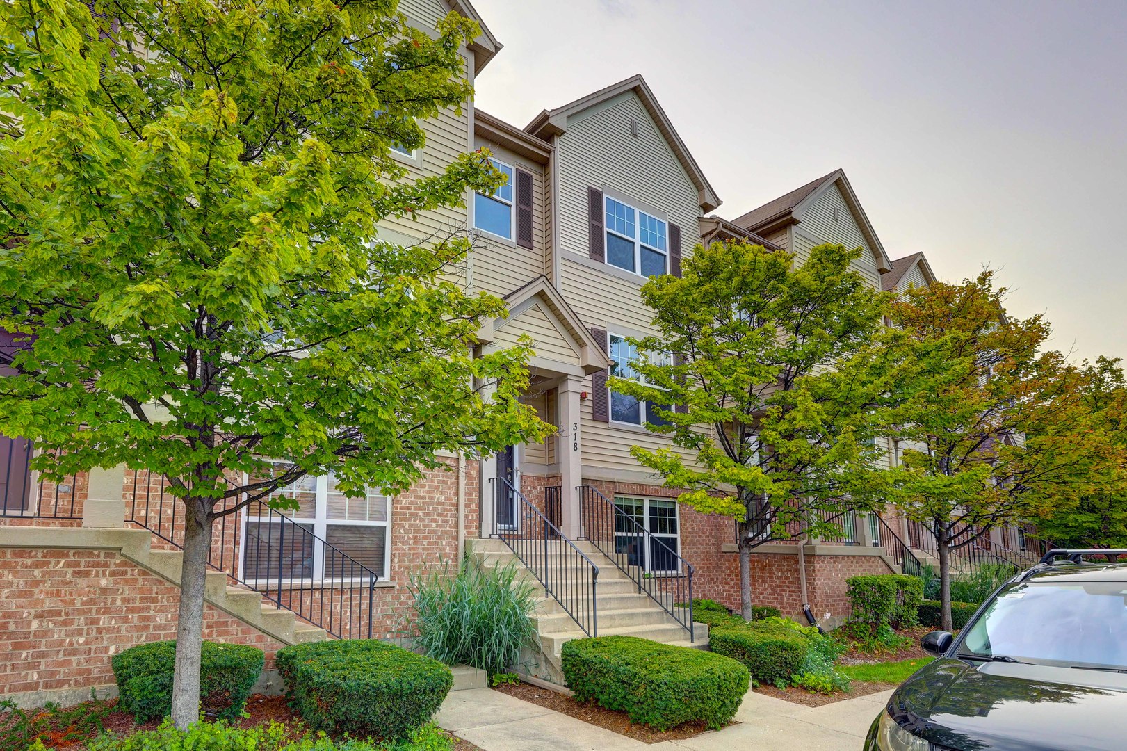 2nd image of 318 Laurel Ave, Des Plaines, IL 60016 | MLS# 12732859