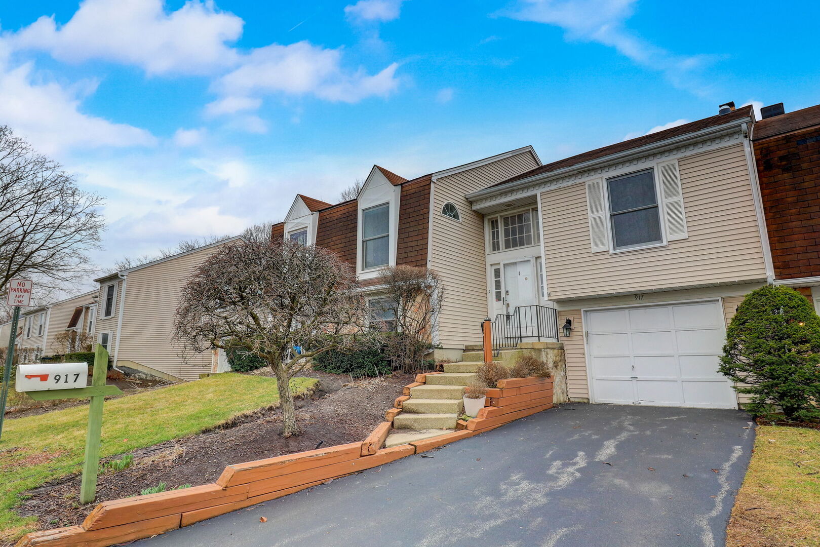 Photo 3 of Townhouse for sale at 917 Burgess Cir, Buffalo Grove, IL 60089 | MLS# 12741524 | Listing updated on 2026-09-03