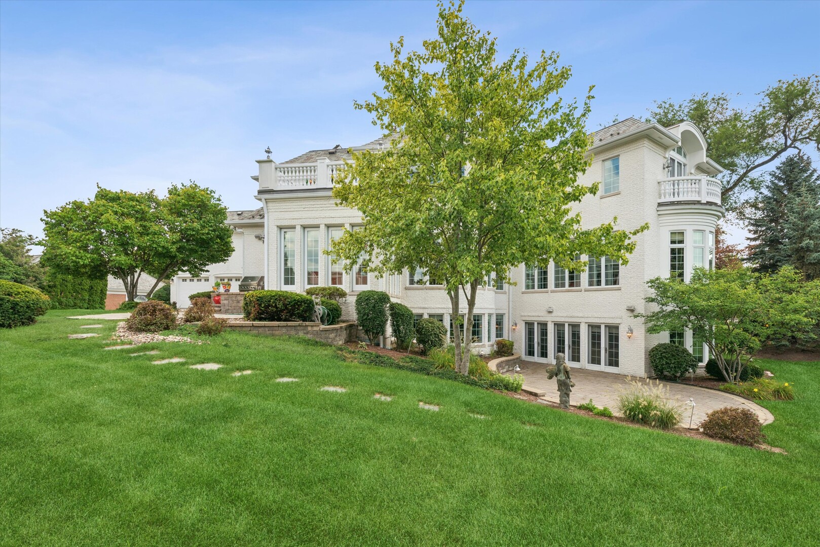 Photo 5 of Single family home for sale at 1904 Midwest Clb Pkwy, Oak Brook, IL 60523 | MLS# 12746787 | Listing updated on 2026-09-05