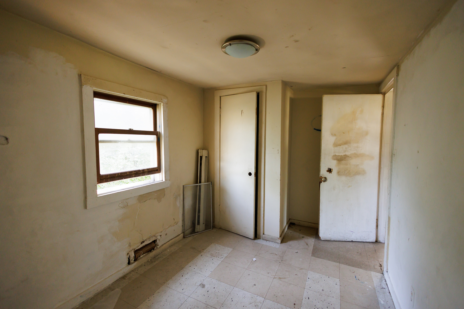 2nd image of 854 E Locust St, Kankakee, IL 60901