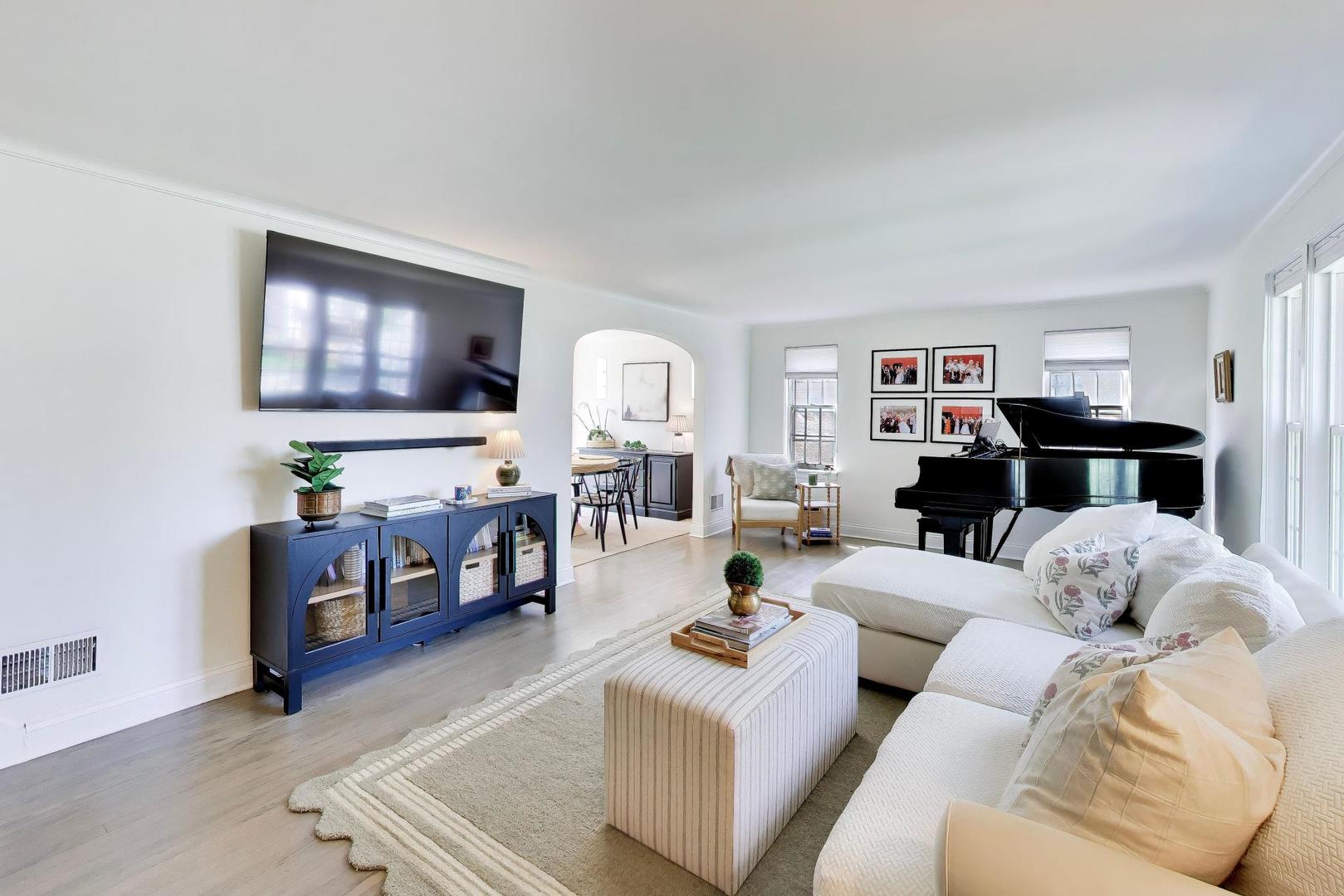Photo 3 of Single family home for sale at 319 N Oaklawn Ave, Elmhurst, IL 60126 | MLS# 12750253 | Listing updated on 2026-09-04