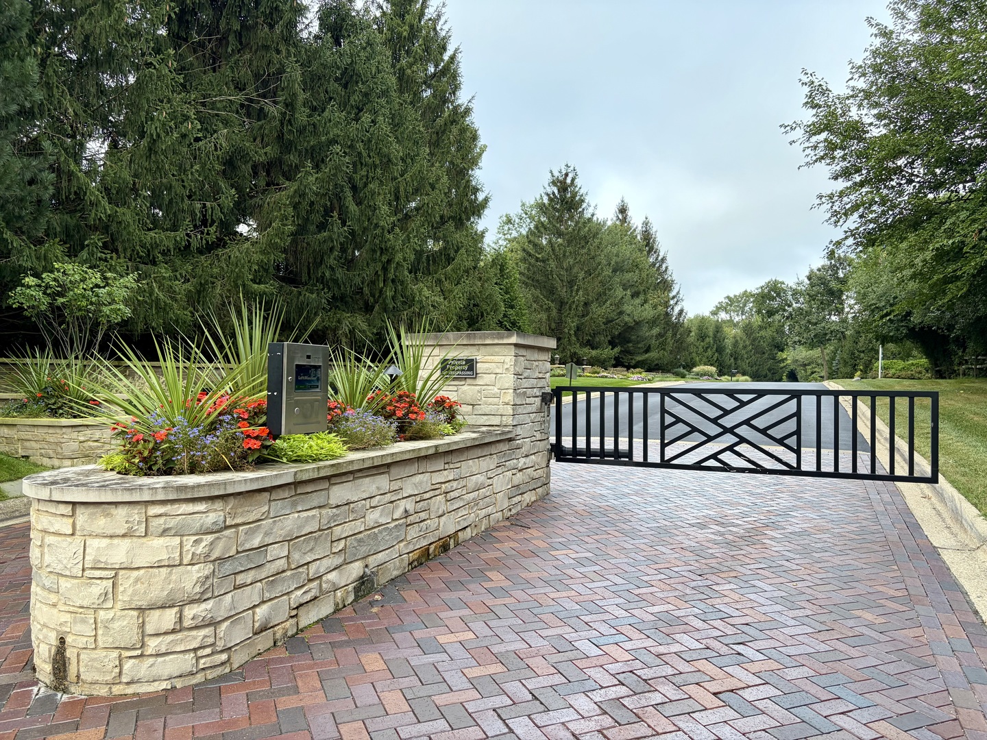 Photo 11 of Single family home for sale at 138 Breakenridge Farm Rd, Oak Brook, IL 60523 | MLS# 12750886 | Listing updated on 2026-09-05