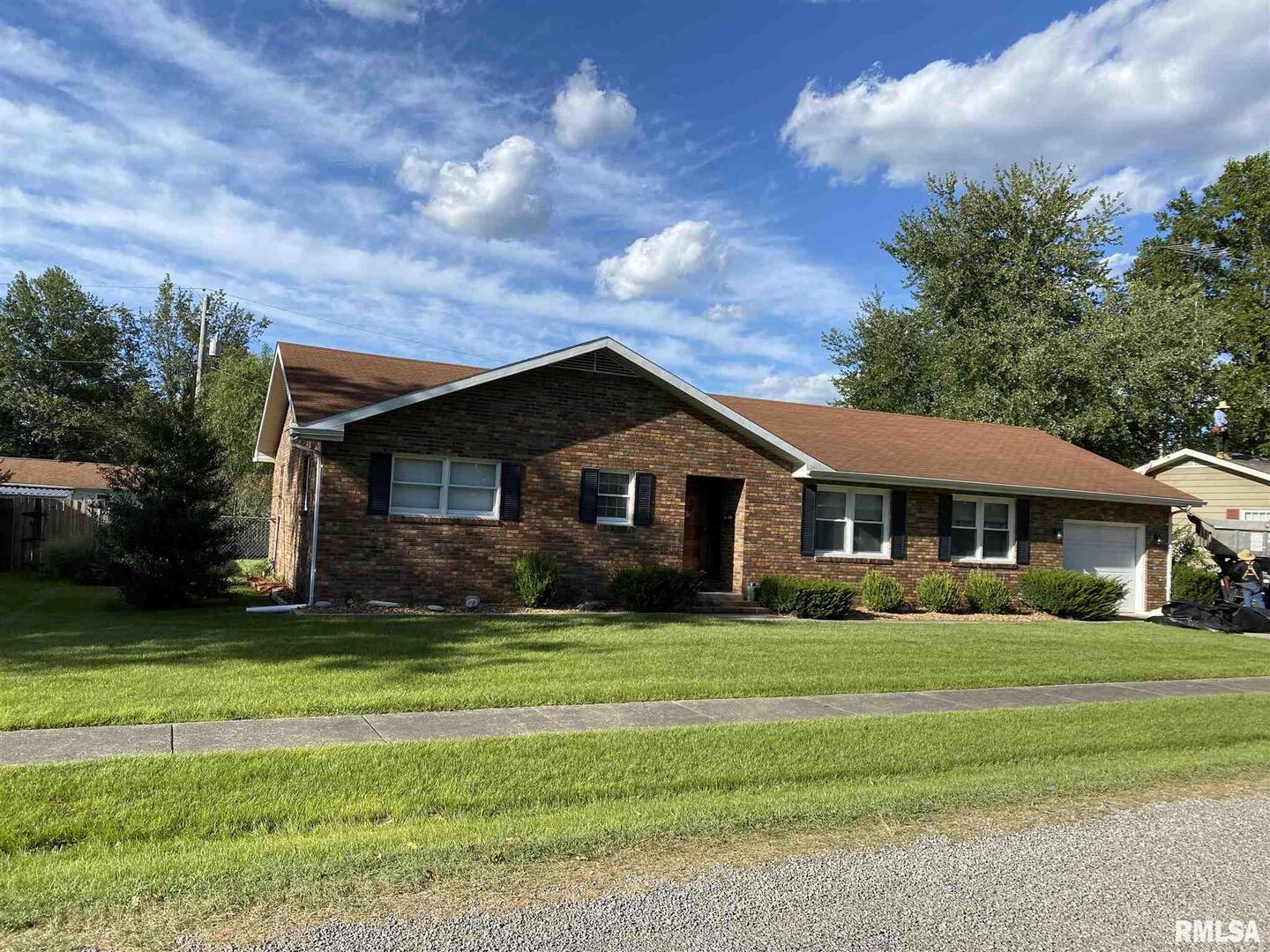 Homes for sale in Centralia, IL | 1340 E 6Th St, Centralia, IL 62801 | MLS# EB441245