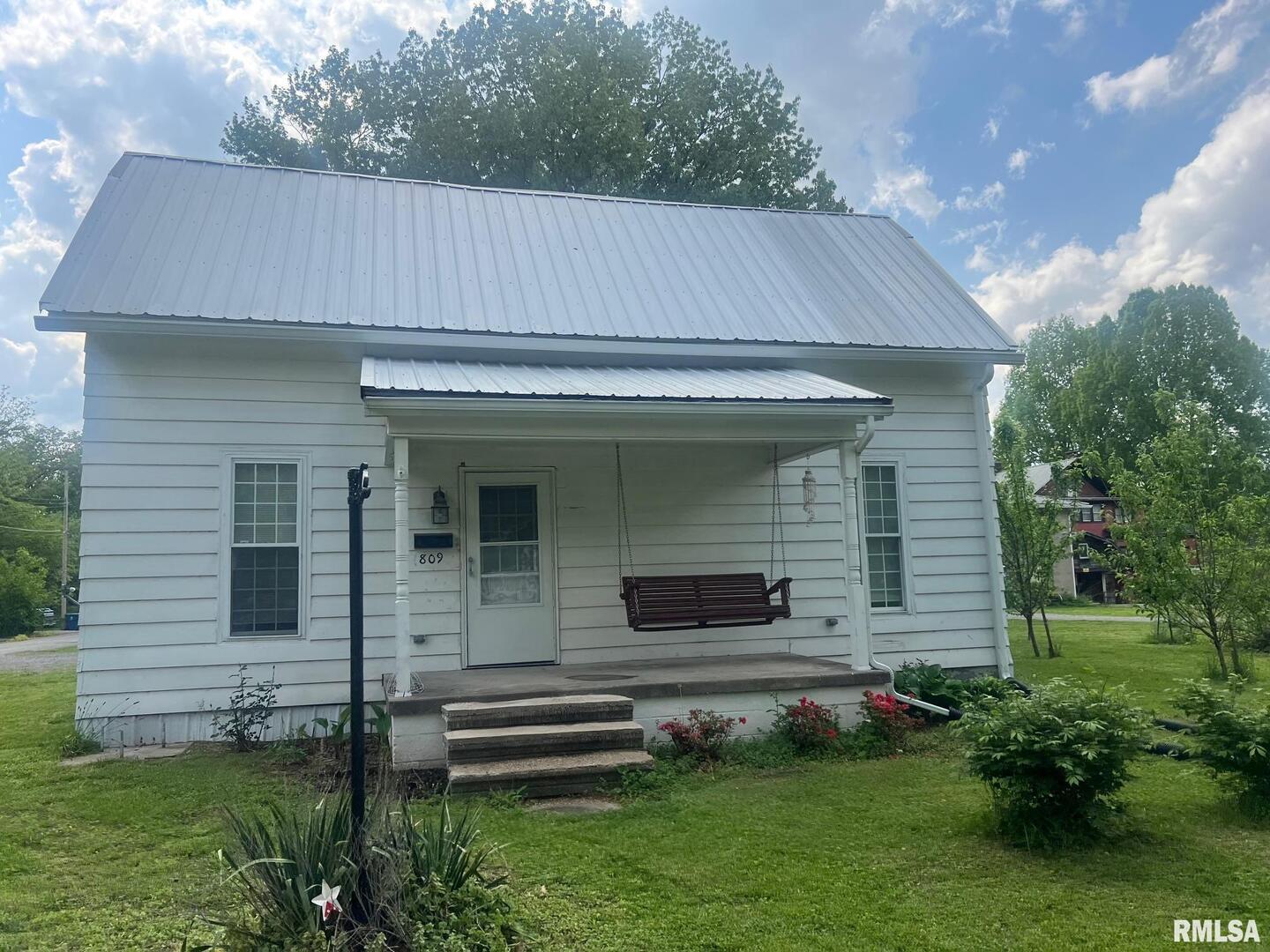 Homes for sale in Benton, IL | 809 S Commercial St, Benton, IL 62812 | MLS# EB457748