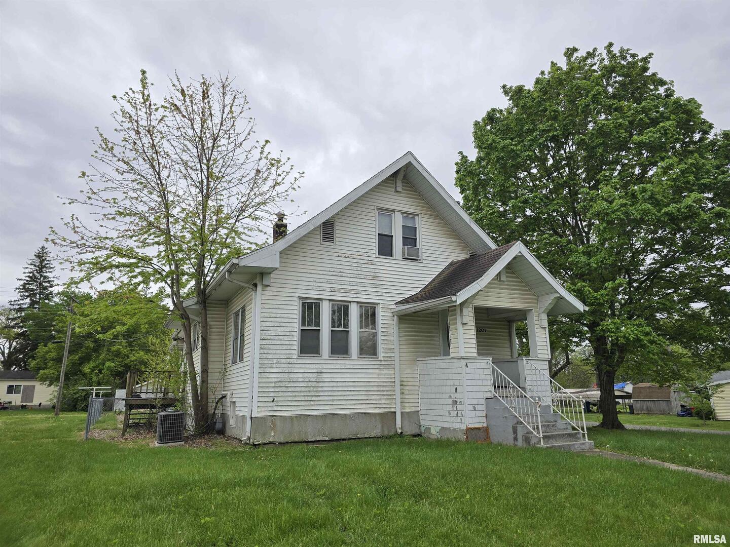 Homes for sale in Centralia, IL | 1201 E Noleman, Centralia, IL 62801 | MLS# EB458211