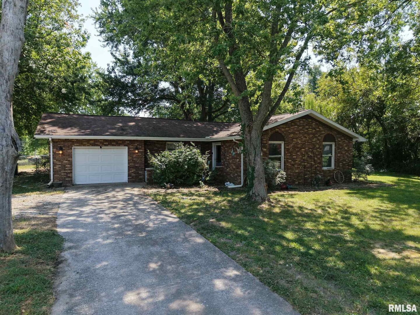 Homes for sale in Benton, IL | 208 N Brown St, Benton, IL 62812 | MLS# EB459214