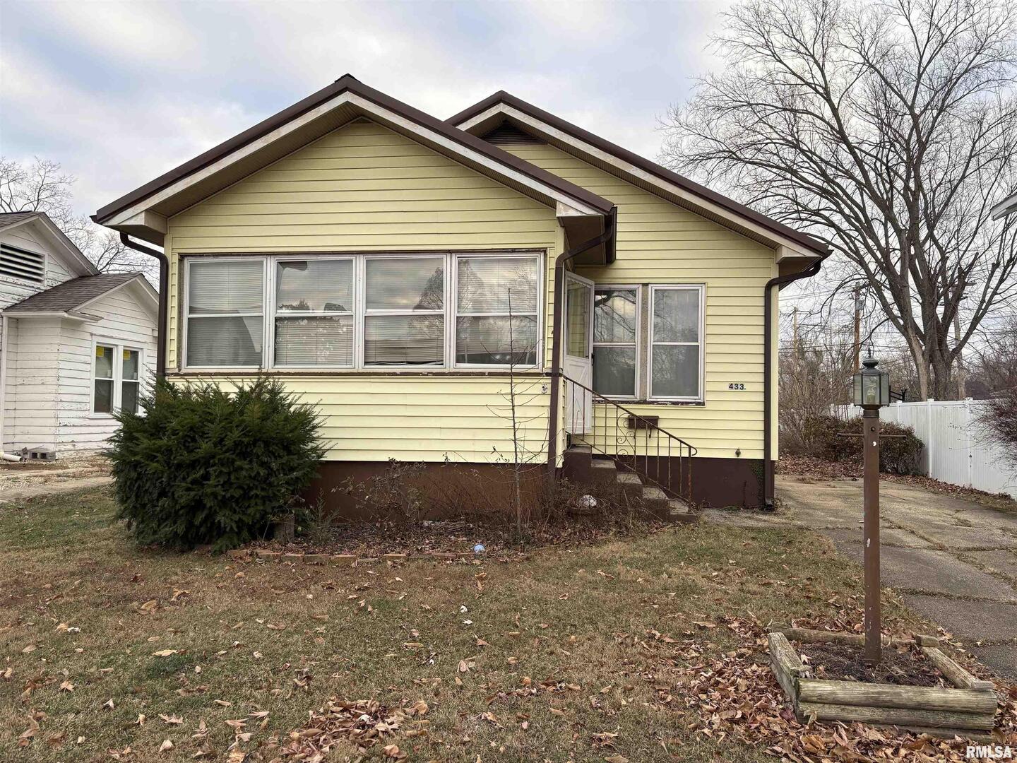 Homes for sale in Centralia, IL | 433 Linden, Centralia, IL 62801 | MLS# EB460799