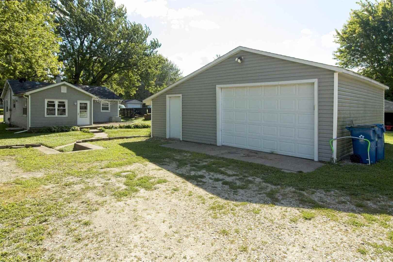 Homes for sale in Le Claire, IA | 1215 Wisconsin St, Le Claire, IA 52753 | MLS# QC4226305